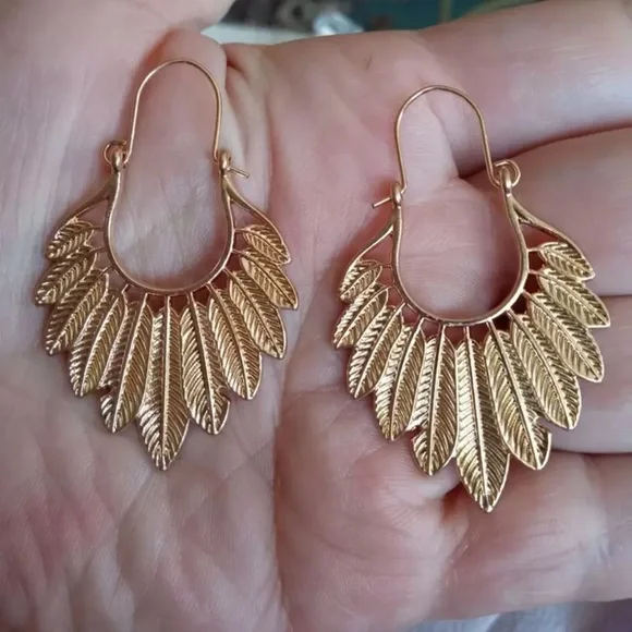 ✨ Gold Hoop Earrings ✨ - Picture 3 of 4